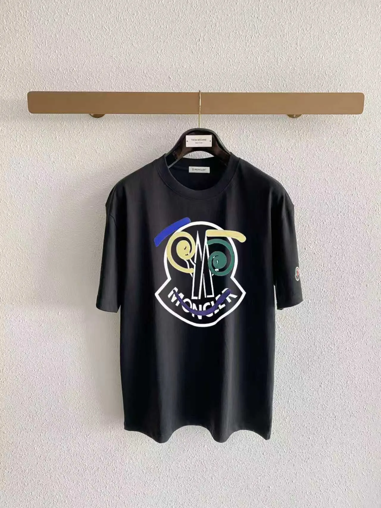 Moncle/ * ，logo New Arrival ， ， ， ， T Same Style。 :Black White Blue Gray Size:S（90-130 ） M（125-140 ） L（135-160 ） XL（160-180 ） XXL（180-210 ）